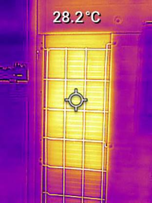 Immagine termica di un riscaldamento con una temperatura di 28,2 °C. L'immagine mostra la distribuzione del calore e il punto focale sul radiatore.