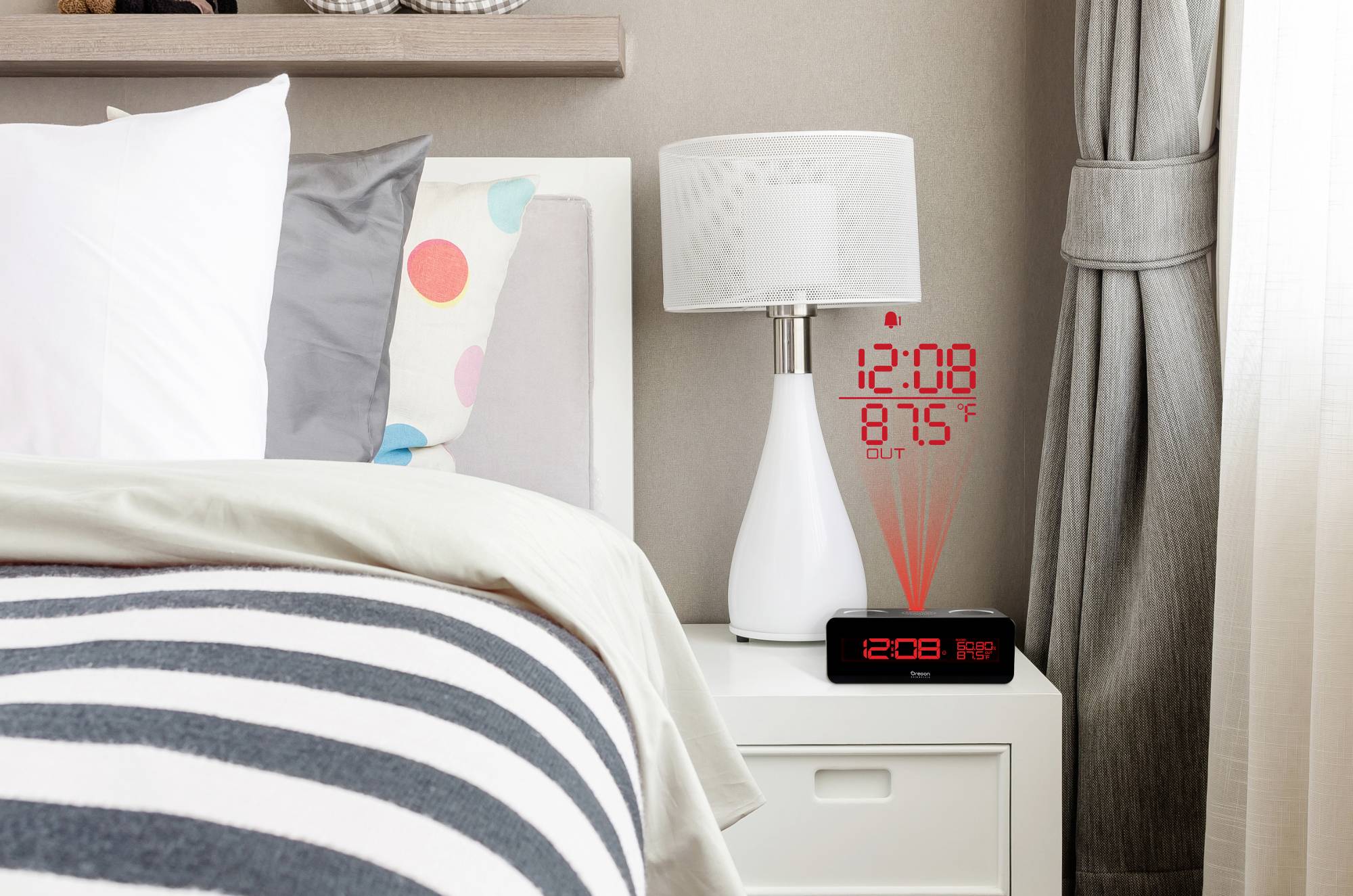 Una camera da letto con un comodino, su cui si trovano una lampada e una sveglia digitale che mostra l'ora 12:08 e la temperatura di 87,5°F.