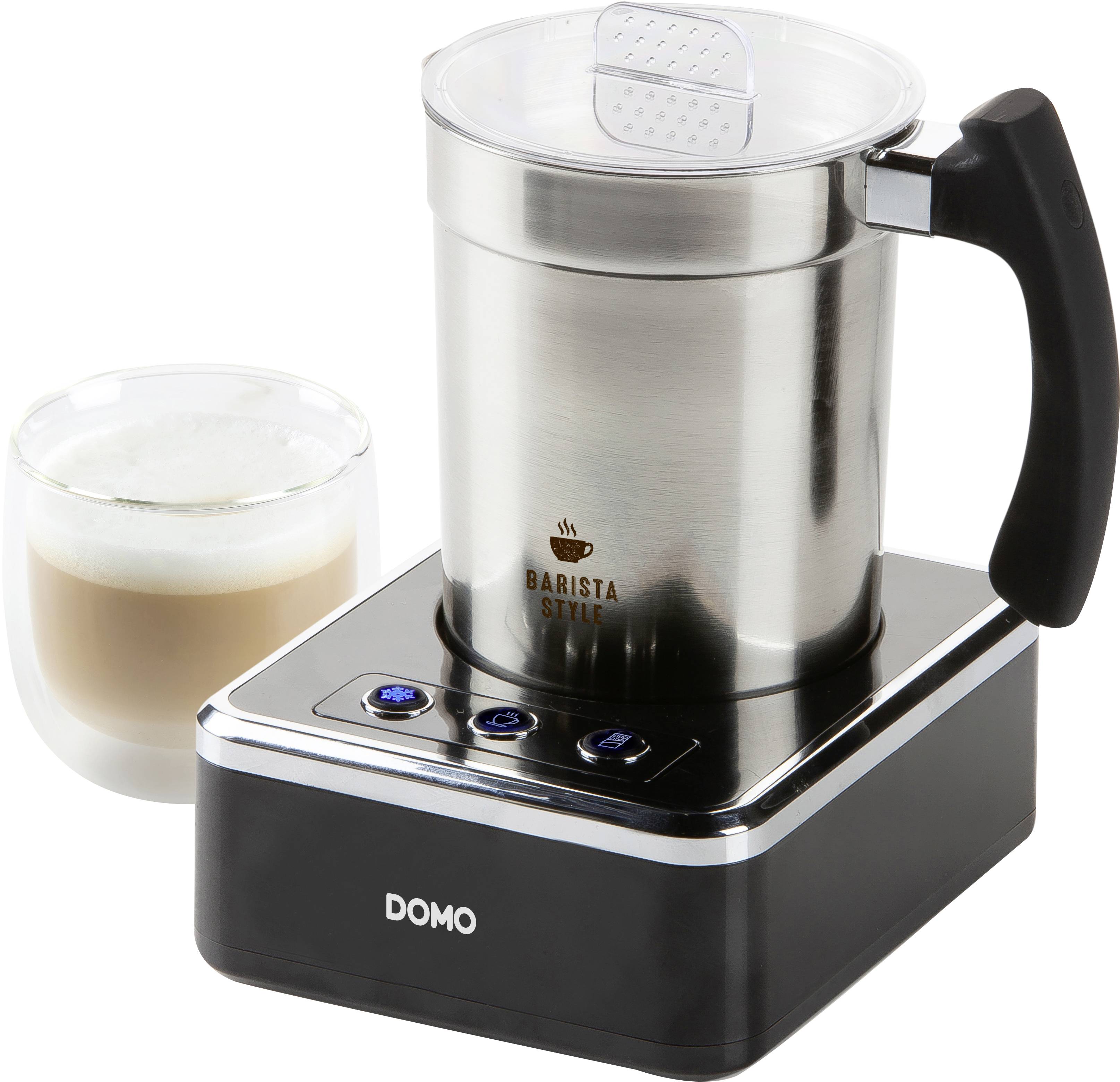 Schiumatore elettrico per latte con contenitore argentato e manico nero. Accanto una tazza con schiuma di latte. Nome del prodotto 'BARISTA STYLE'.