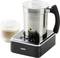 Schiumatore elettrico per latte con contenitore argentato e manico nero. Accanto una tazza con schiuma di latte. Nome del prodotto 'BARISTA STYLE'.