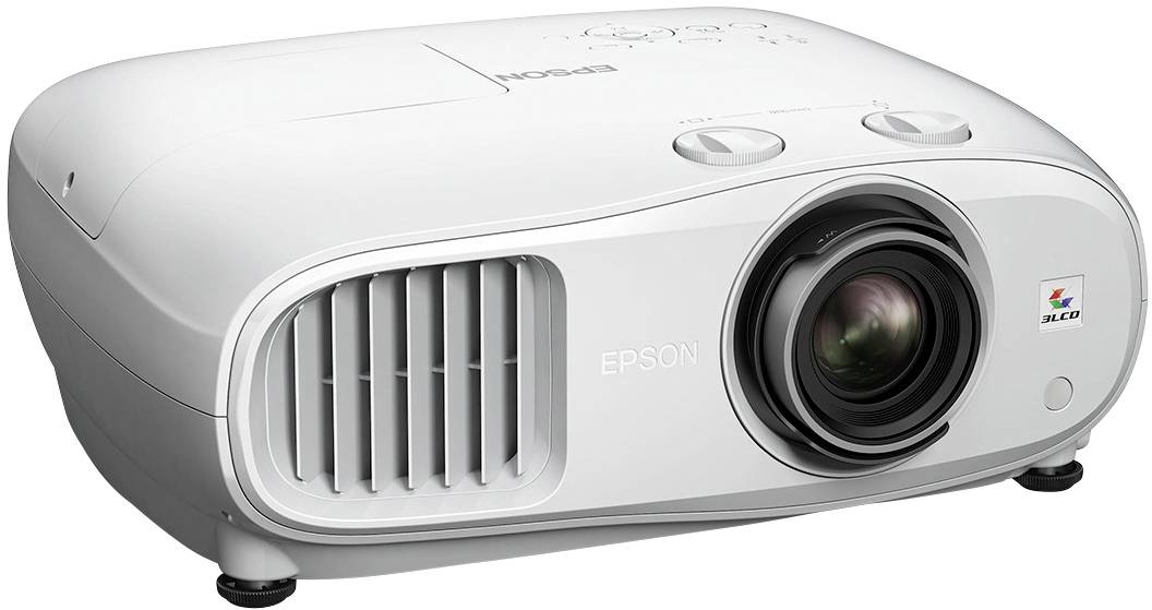 Un proiettore bianco con un grande obiettivo e fessure di ventilazione sul lato. Il nome del marchio 'Epson' è visibile sulla parte superiore.