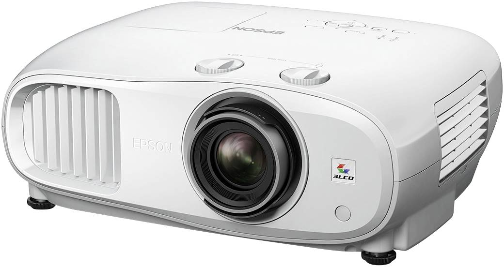 Un proiettore bianco di Epson, con un grande obiettivo e fessure di ventilazione sul lato, adatto per l'utilizzo in home cinema.