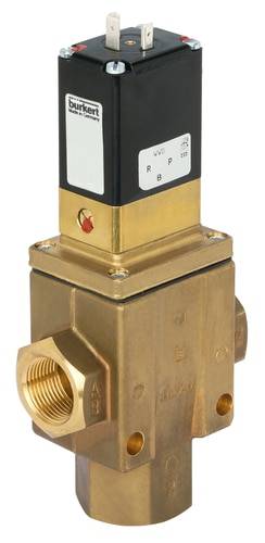 Valvola solenoide color ottone con azionamento elettrico nero e aperture di ingresso e uscita identificabili, idonea per applicazioni industriali.