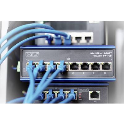 Un 'Industrial 8-Port Gigabit Switch' con diversi cavi Ethernet blu collegati, sistemato in un rack per server.