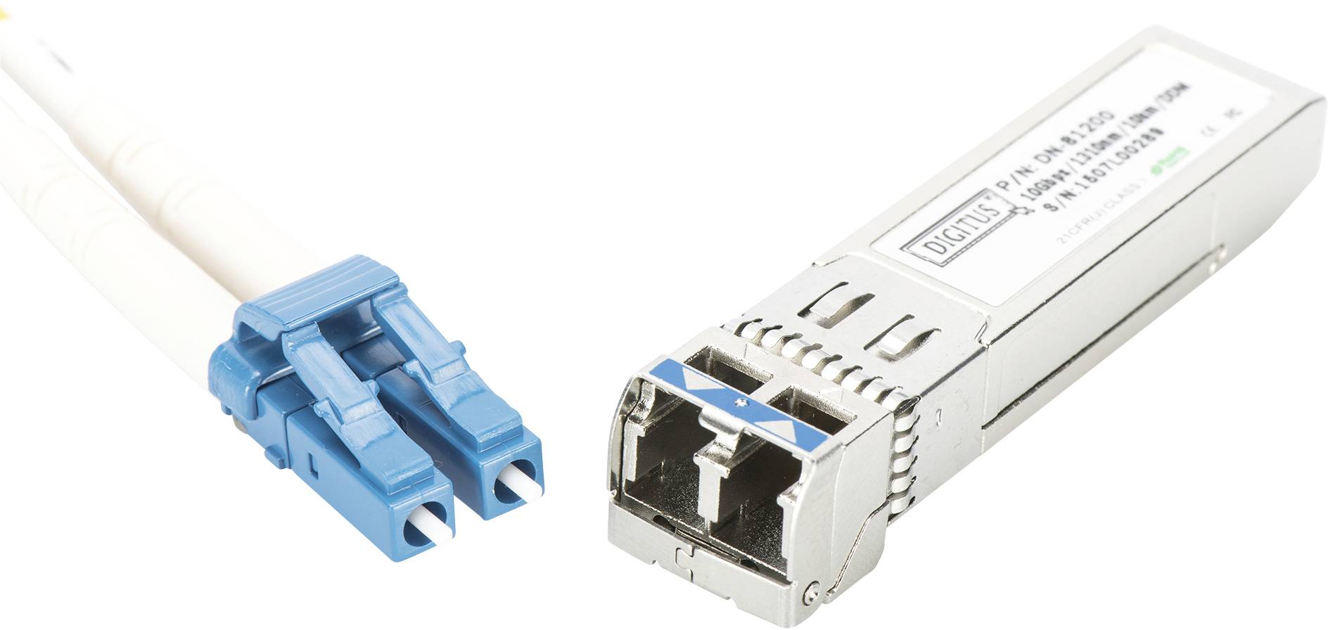 Un cavo in fibra ottica blu con due connettori e un modulo SFP argentato per la connettività di rete, posizionati uno accanto all'altro.