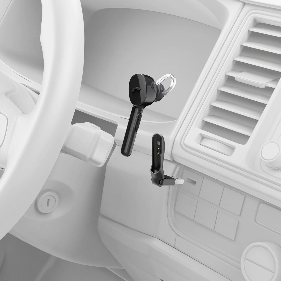 Un auricolare Bluetooth nero senza fili con stazione di ricarica, collegato e caricato tramite presa elettrica in un'auto.