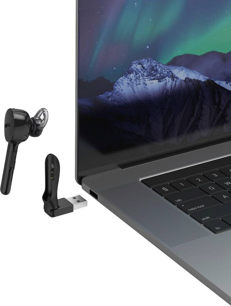 Un laptop con il coperchio aperto, accanto a un auricolare wireless con dongle USB. Lo schermo mostra le aurore boreali sopra montagne innevate.