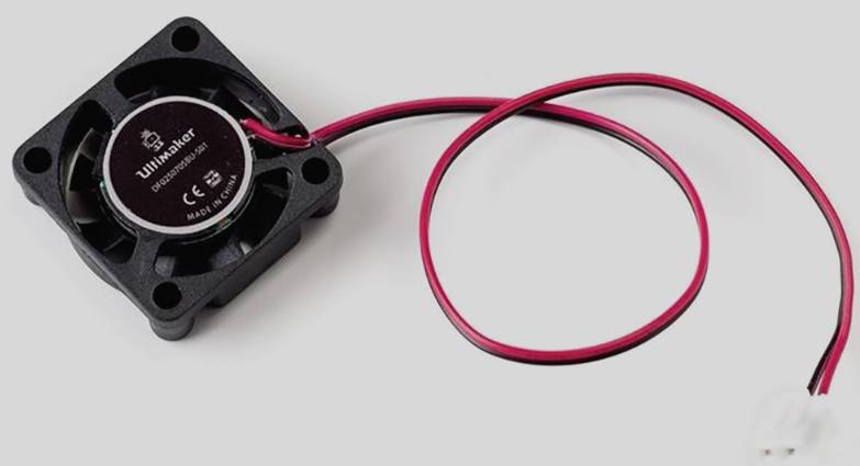 Un piccolo ventilatore nero per computer con un cavo rosso e nero. Il marchio del produttore e il contrassegno CE sono visibili.