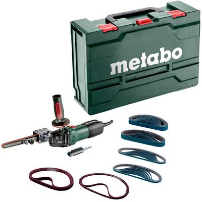Kit di utensili elettrici Metabo con valigetta di trasporto verde, smerigliatrice palmare, nastri abrasivi e accessori disposti su uno sfondo bianco.