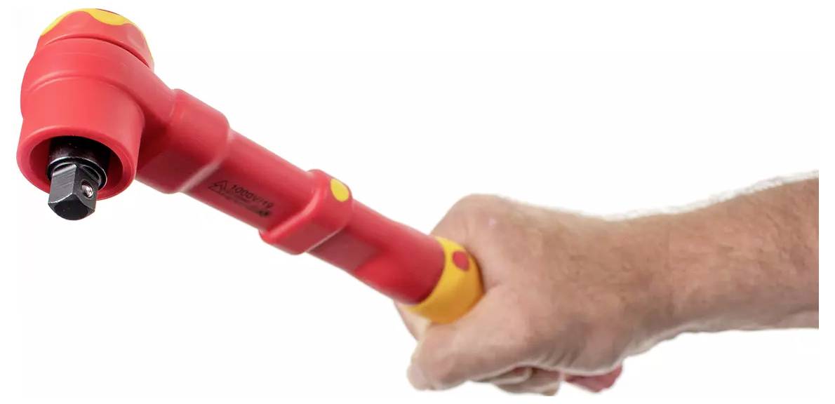 La mano di una persona afferra uno strumento a cricchetto flessibile rosso e giallo, mostrando il suo manico ergonomico e la testa angolare per una facile manovrabilità.