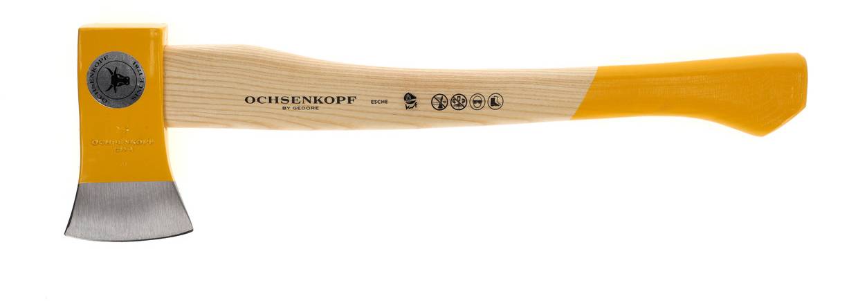 Un'accetta da spacco con testa arancione e manico in legno del marchio Ochsenkopf, posizionata orizzontalmente. Ideale per spaccare la legna.