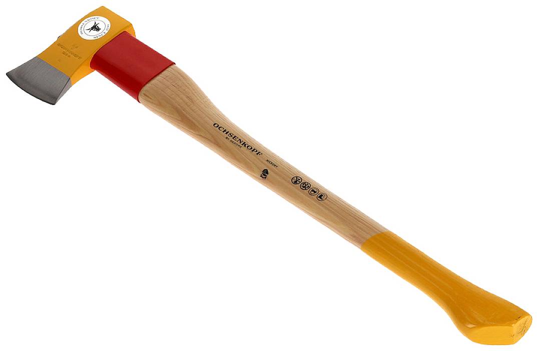 Ascia con manico in legno e testa arancio-rossa. Nome del marchio e simboli visibili sul manico. Attrezzo per lavori in legno.