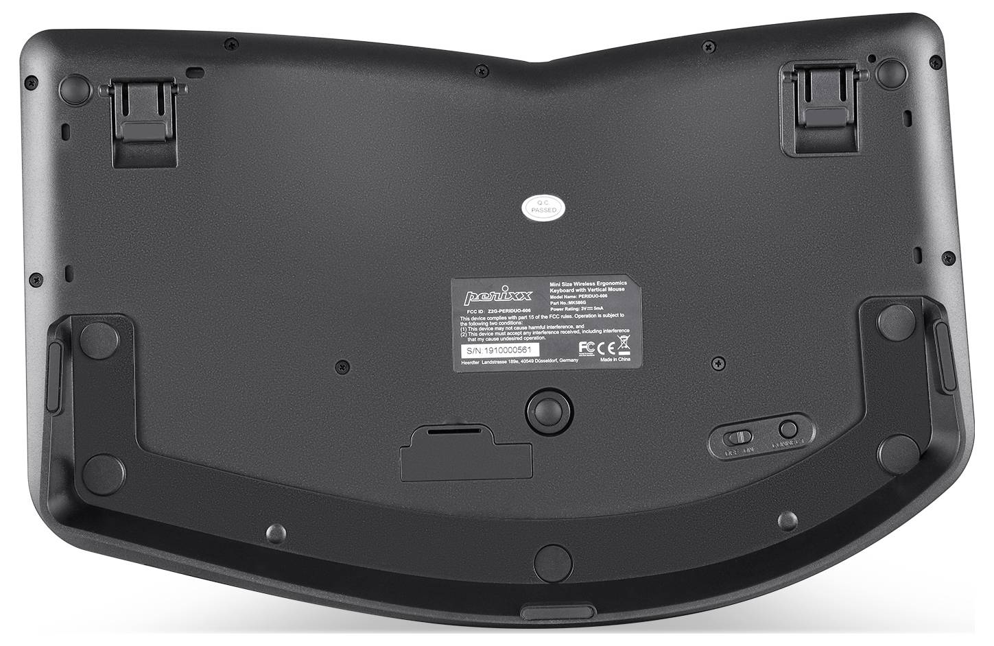 Uno strumento musicale digitale visto dal basso, che mostra i supporti per il piedistallo e i connettori.