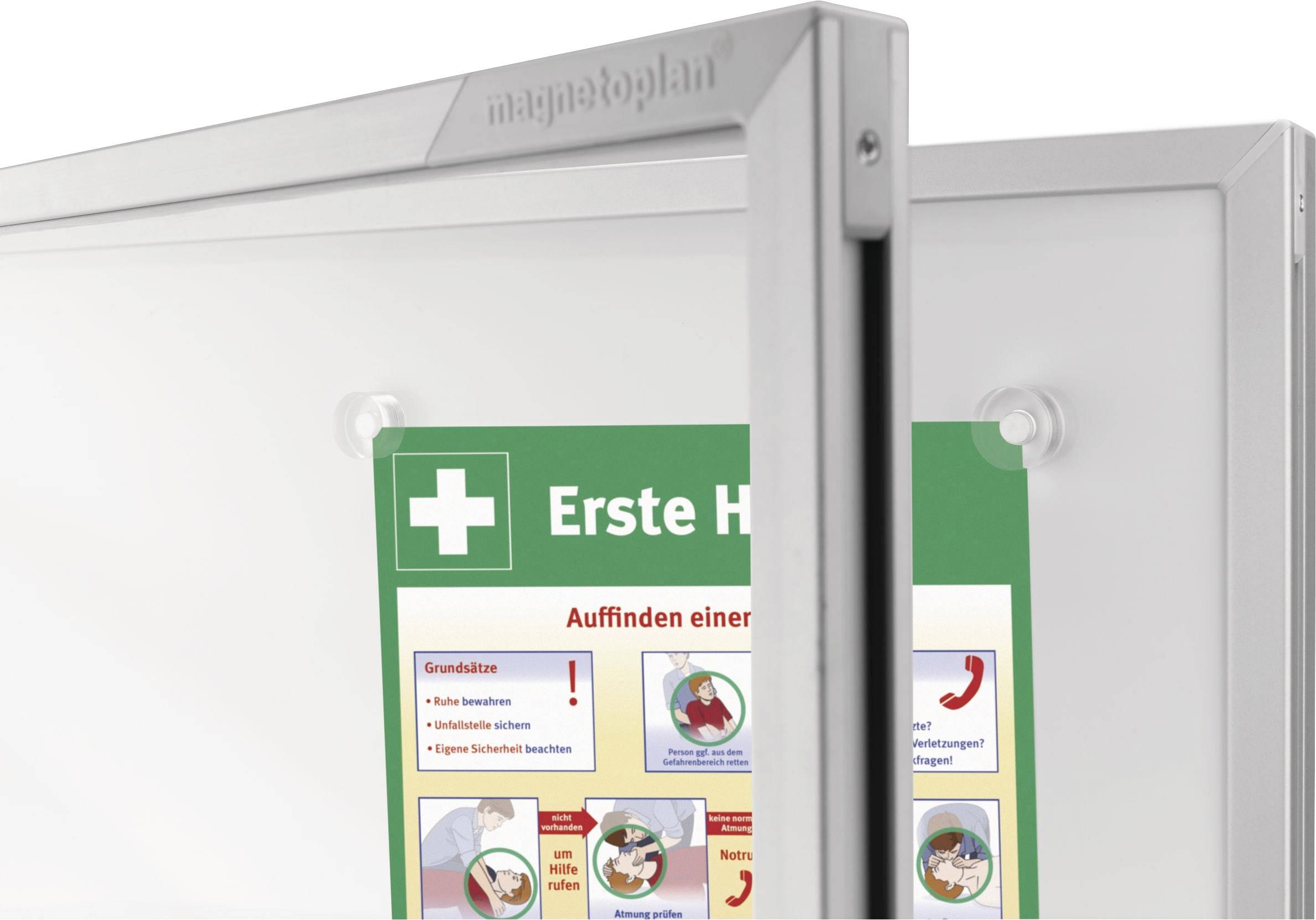 Bacheca con manifesto di 'Primo Soccorso' su una lavagna magnetica, che mostra istruzioni per interventi di emergenza con testo e grafici esplicativi.
