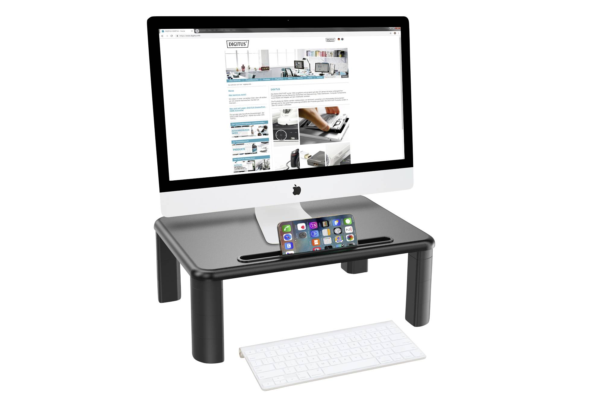Uno schermo del computer su un supporto per monitor, sotto di esso una tastiera. Uno smartphone è posto verticalmente nel supporto. Lo schermo mostra una pagina web.