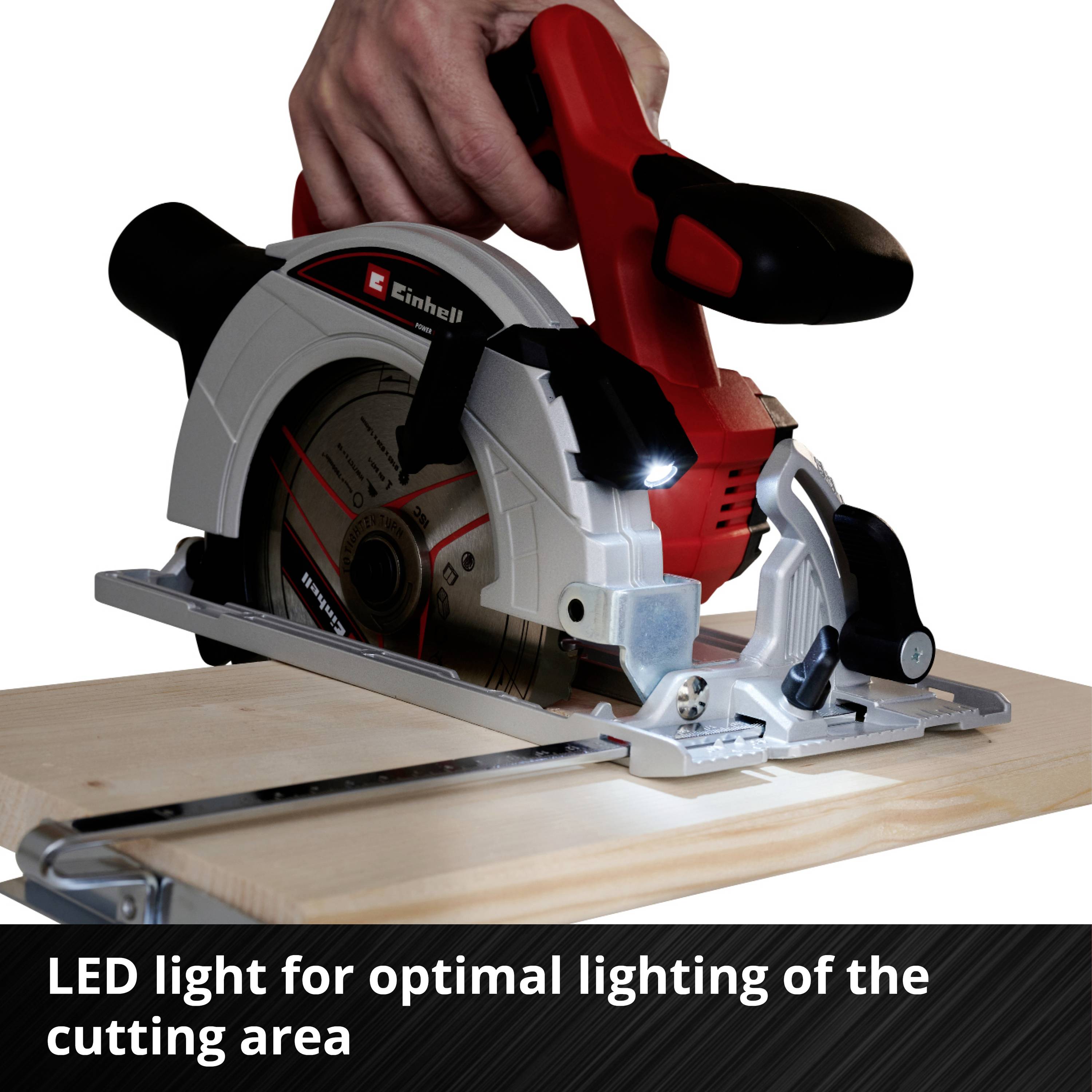 Mano che tiene una sega circolare rossa e nera con luce LED, che illumina ottimamente l'area di taglio. Testo: 'Luce LED per un'illuminazione ottimale dell'area di taglio'.