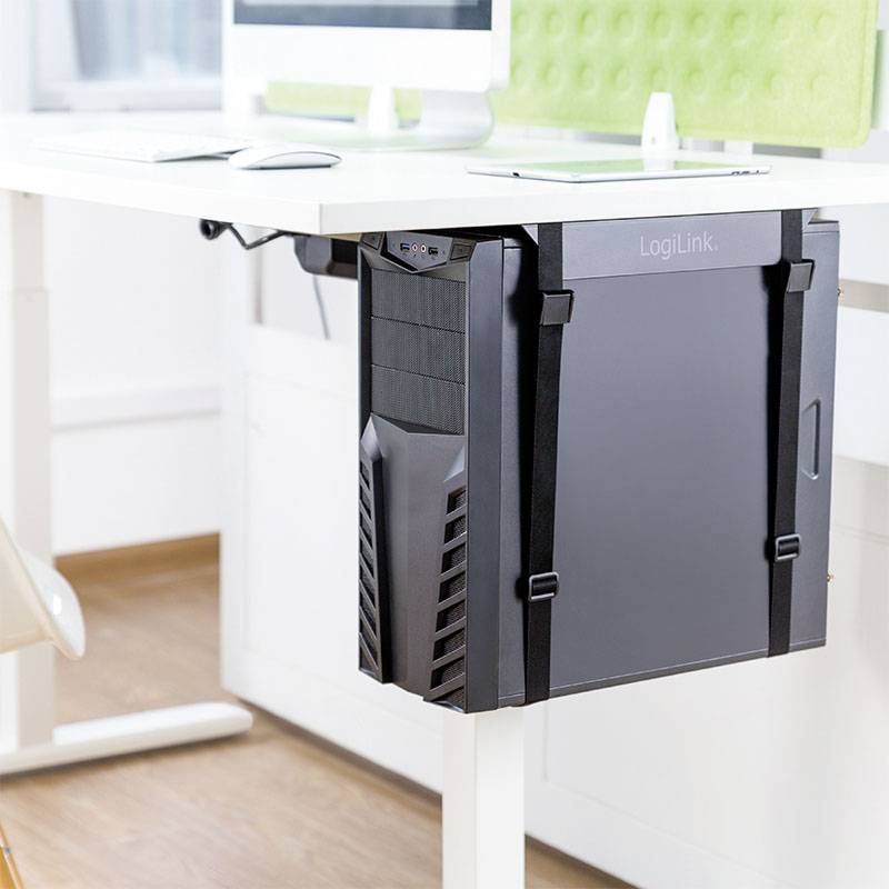 Un tower del computer è montato sotto una scrivania bianca. La stanza appare luminosa e moderna.