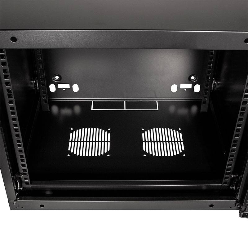 Un armadio rack di rete nero e vuoto con le porte aperte. Sono visibili le feritoie di ventilazione sul fondo e i supporti di montaggio all'interno.