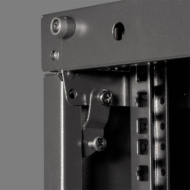 Primo piano di una cornice metallica nera con viti e cerniere, parte di un armadio per server o apparecchiature elettroniche sullo sfondo grigio.