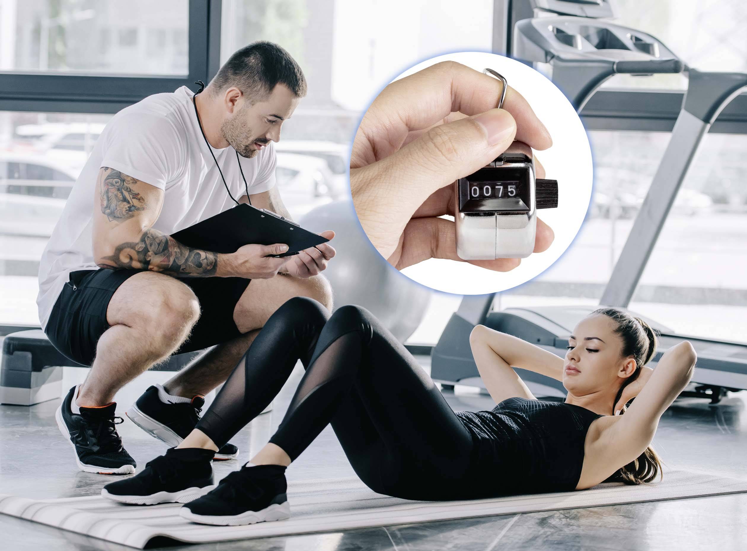 Un istruttore conta le ripetizioni mentre una donna esegue addominali in palestra. Un contatore mostra '75'.