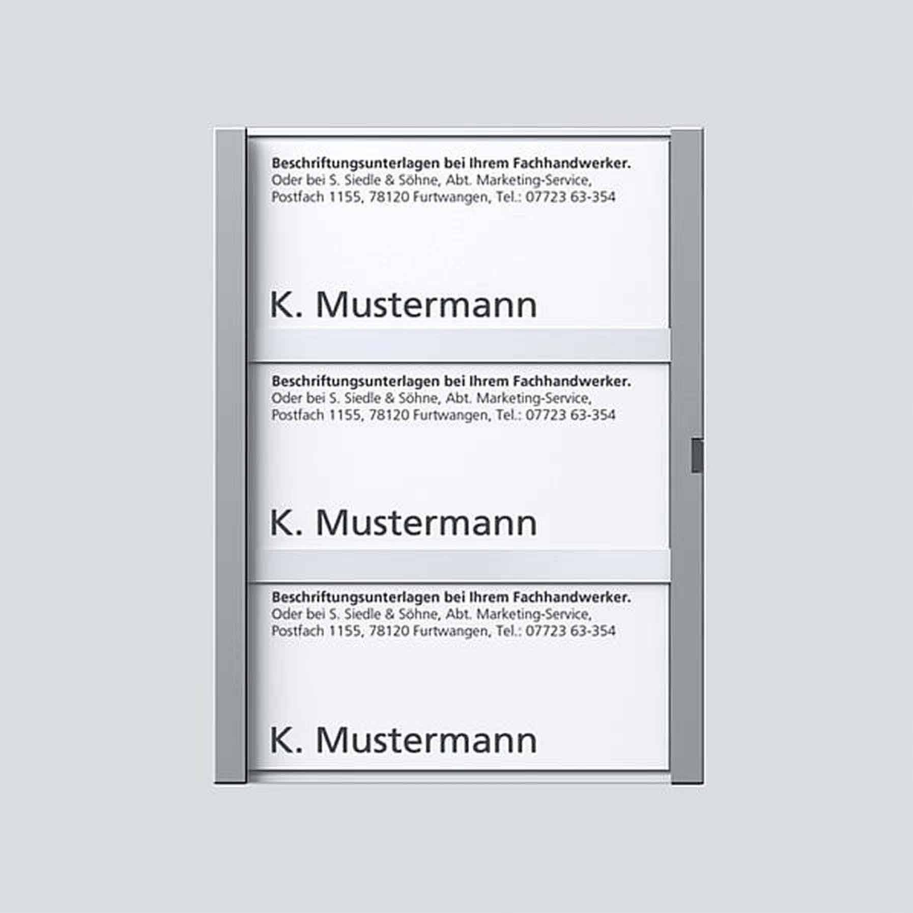 Targa con tre targhe. Targa superiore e inferiore: 'K. Mustermann' con indirizzo. Targa centrale: solo 'K. Mustermann'.