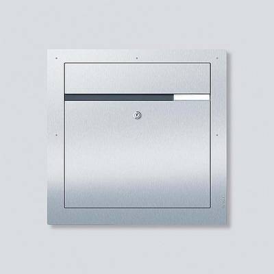 Un cassetta postale quadrata in acciaio inox spazzolato con una piccola apertura per l'inserimento delle lettere e una serratura nel centro dello sportello.