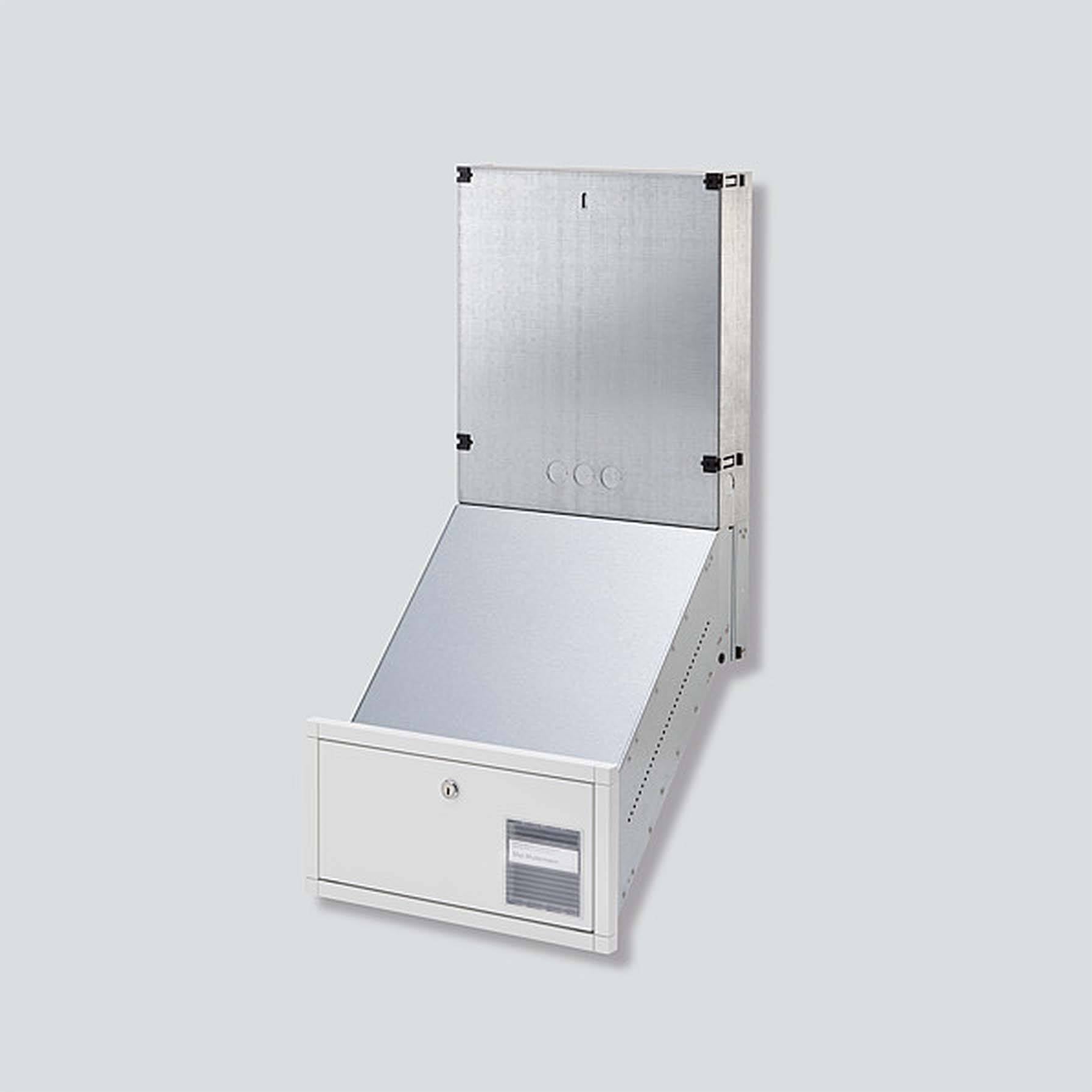 Contenitore metallico con coperchio smussato, parzialmente aperto. Progettato per il montaggio a parete per impianti elettrici o componenti elettronici.