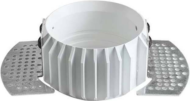 Corona circolare bianca in plastica con piastre metalliche laterali e perforazioni; utilizzata in applicazioni edili per garantire stabilità.