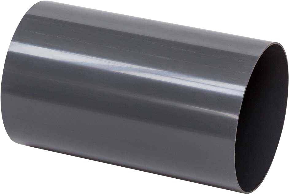 Tubo in PVC grigio, cilindrico e liscio, viene utilizzato per impianti idraulici o elettrici. È posizionato obliquamente su una superficie bianca.