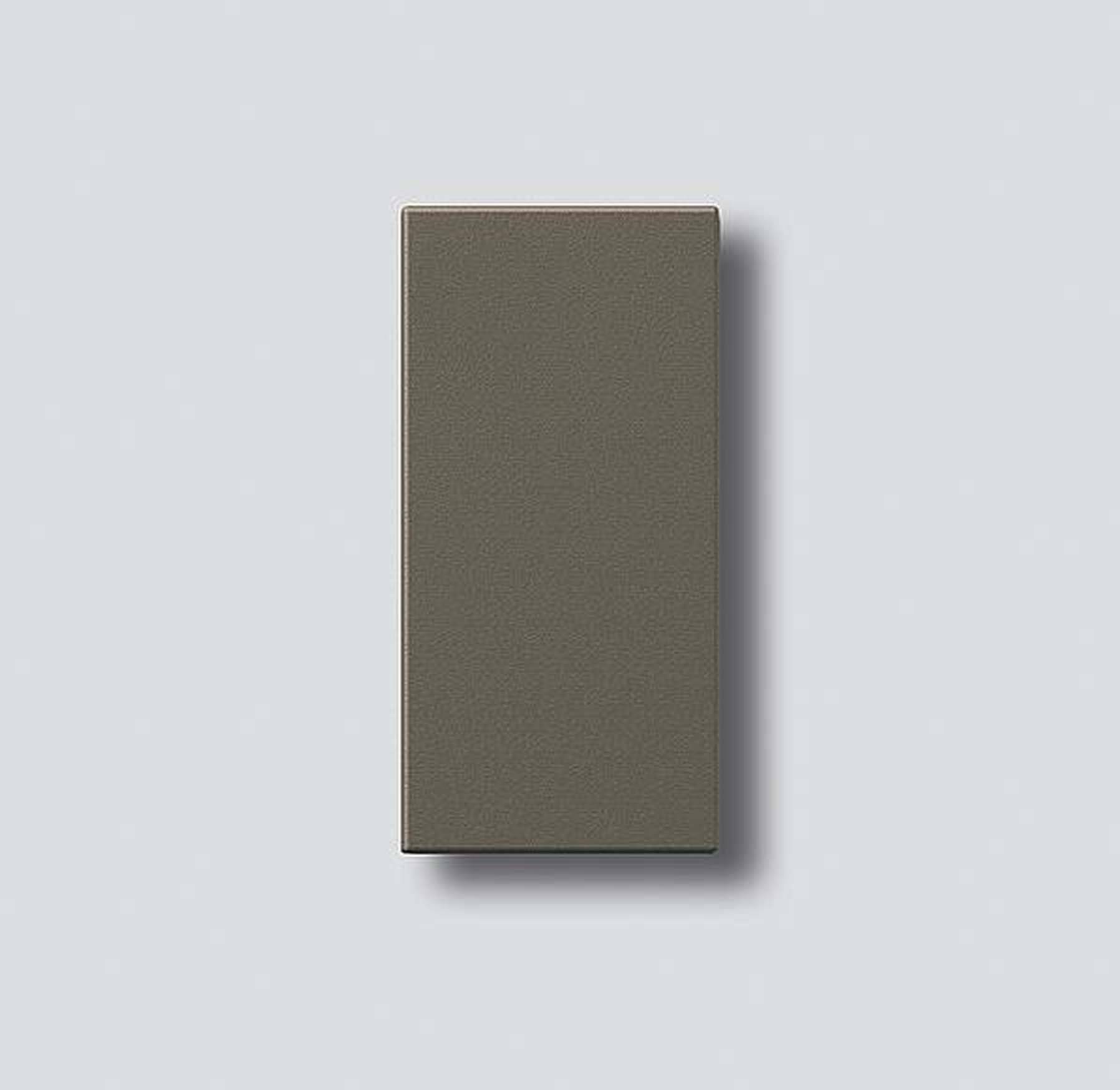 Rettangolo grigio su sfondo chiaro, progettato in modo minimale e semplice.