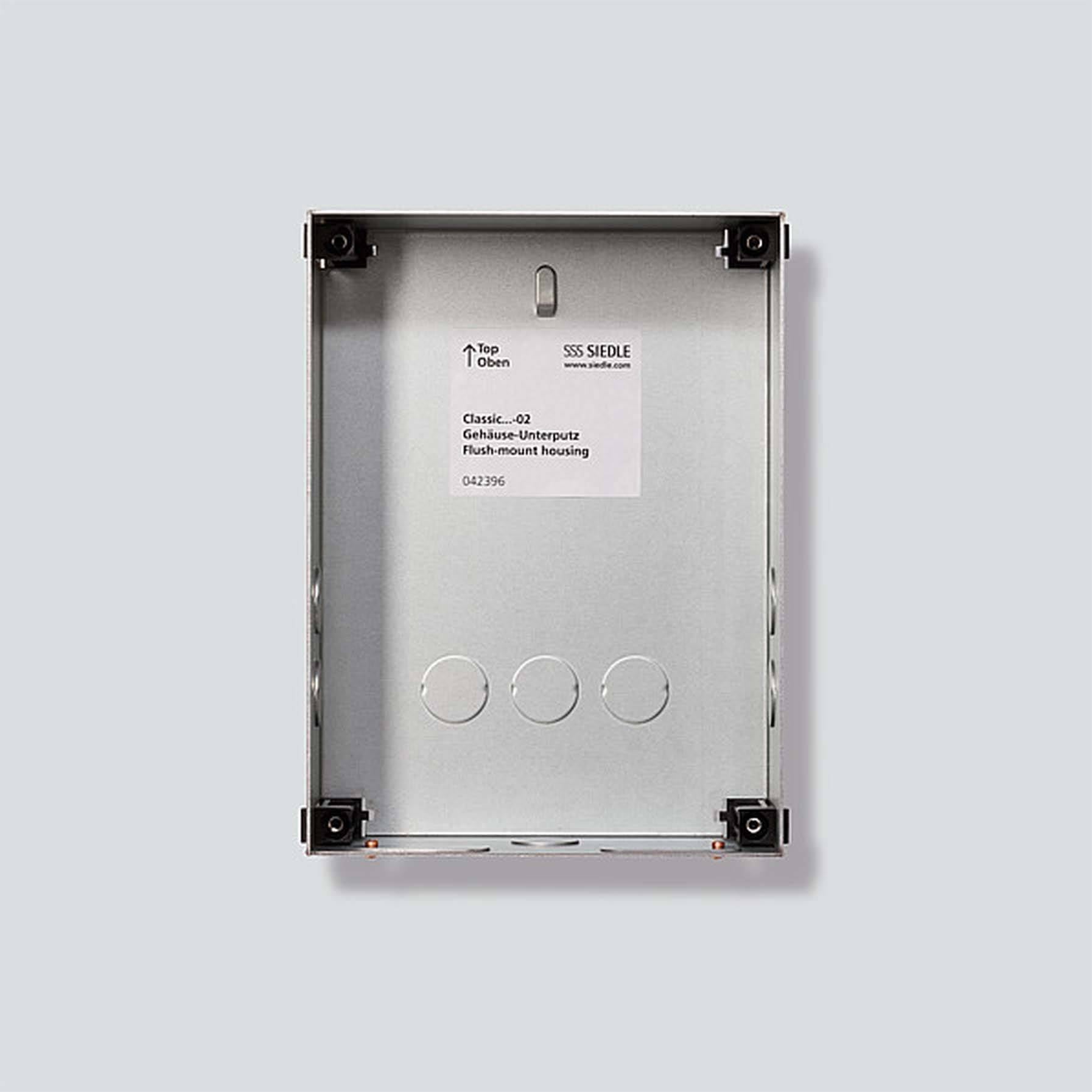 Contenitore metallico da incasso con etichetta 'Classic' e 'Top Open', idoneo per l'installazione di dispositivi elettronici.
