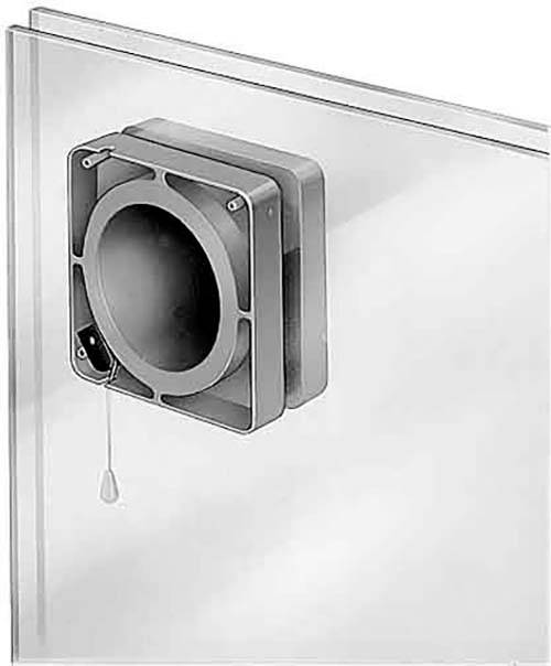 Griglia di ventilazione con ventilatore rotondo montata in una parete trasparente. Un cordoncino pende sul lato, probabilmente per il controllo.