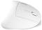 Mouse ergonomico bianco con design verticale a forma di arco e rotella di scorrimento laterale, progettato per garantire comfort e una posizione naturale della mano.