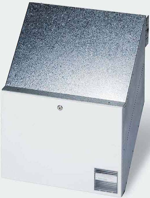 Contenitore metallico con coperchio inclinato e serratura. Sotto la superficie bianca si trova un'insegna aziendale.