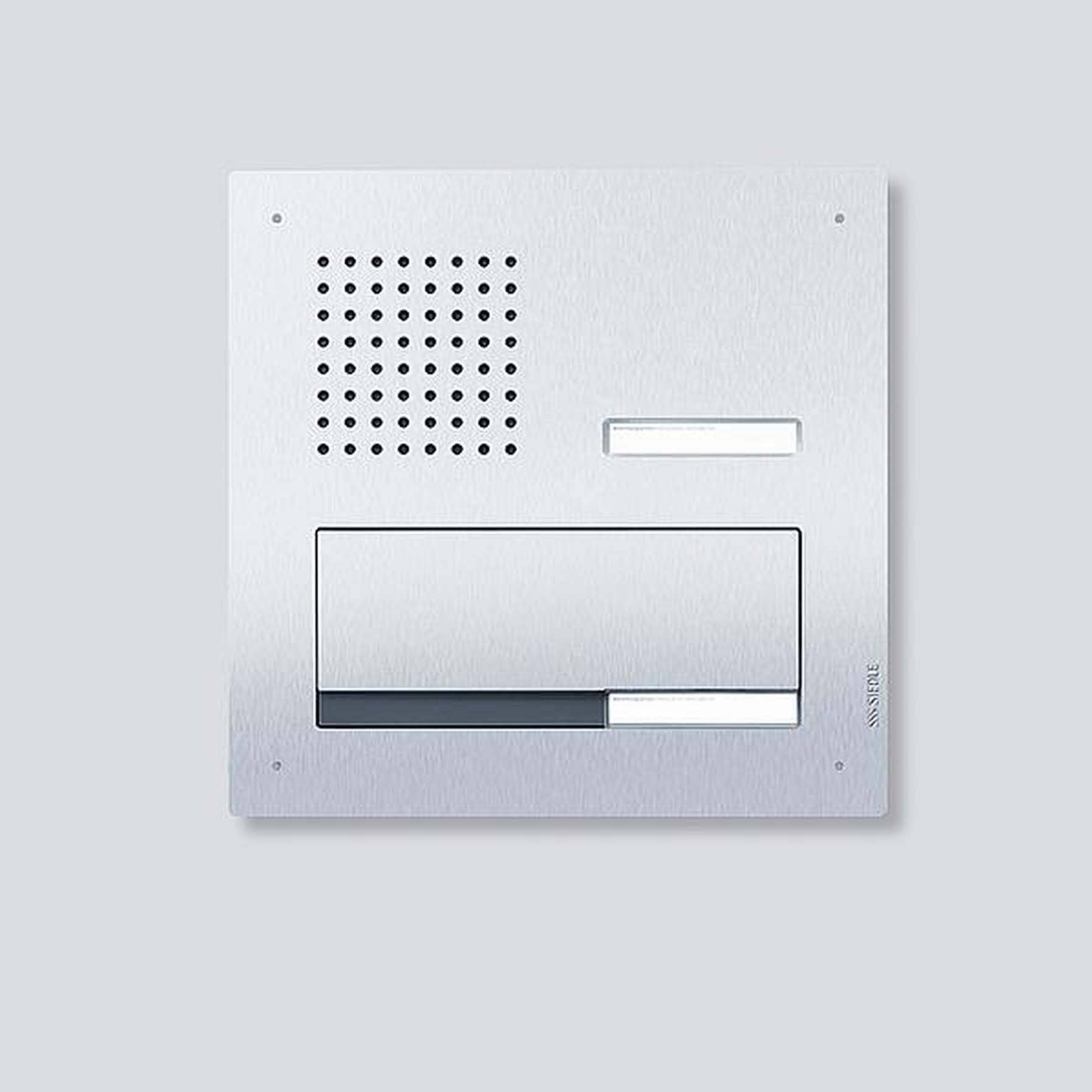 Citofono dal design moderno; piastra argentata rettangolare con area altoparlante in alto a sinistra e due sottili elementi illuminanti.