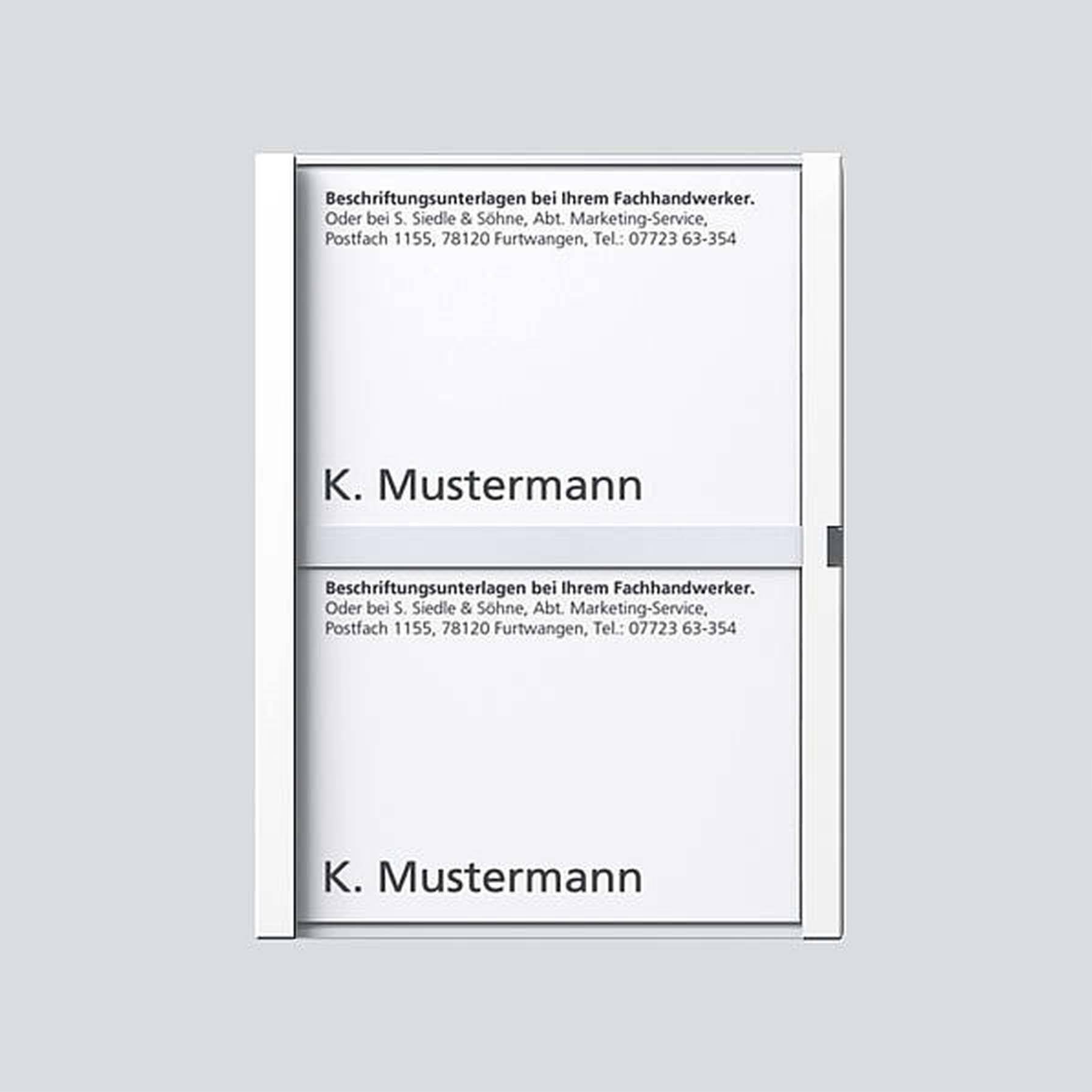 Targa con il nome 'K. Mustermann' e informazioni di contatto di un artigiano specializzato, comprensiva di indirizzo e numero di telefono.