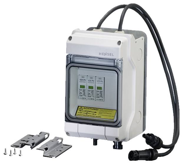 Quadro elettrico con fusibili a vista, connettori per cavi e segnali di avvertimento accanto ad accessori per il montaggio.