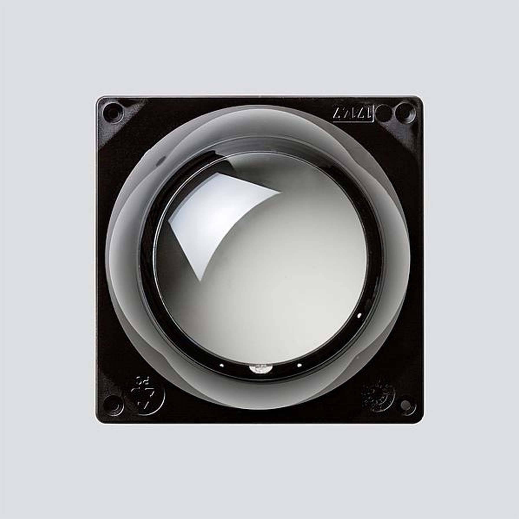 Un trackball quadrato nero con una grande sfera trasparente al centro su uno sfondo grigio.