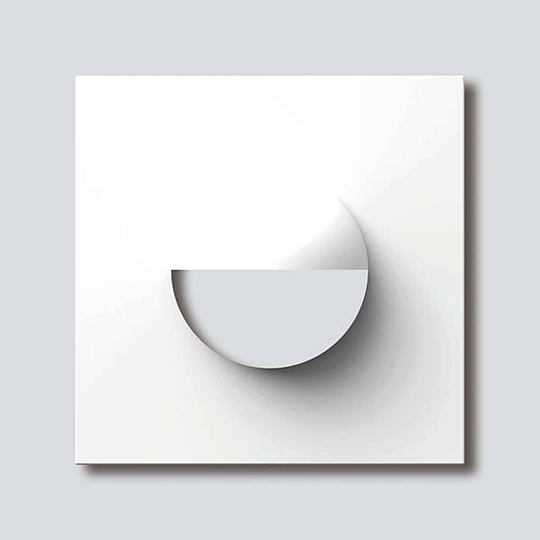 Un'opera d'arte astratta mostra un quadrato bianco con una forma grigia semicircolare incassata, che proietta un'ombra.