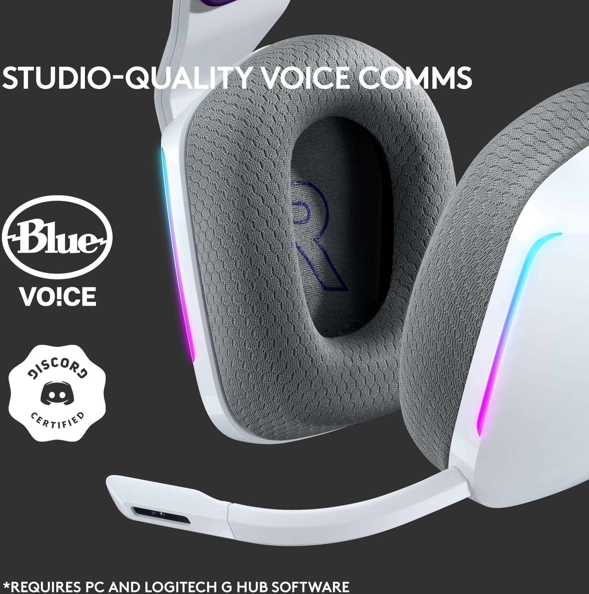 Cuffie con microfono in grigio e bianco, con accenti luminosi, affiancate dal testo 'Comunicazione chat in qualità da studio', 'Discord Certificato'.