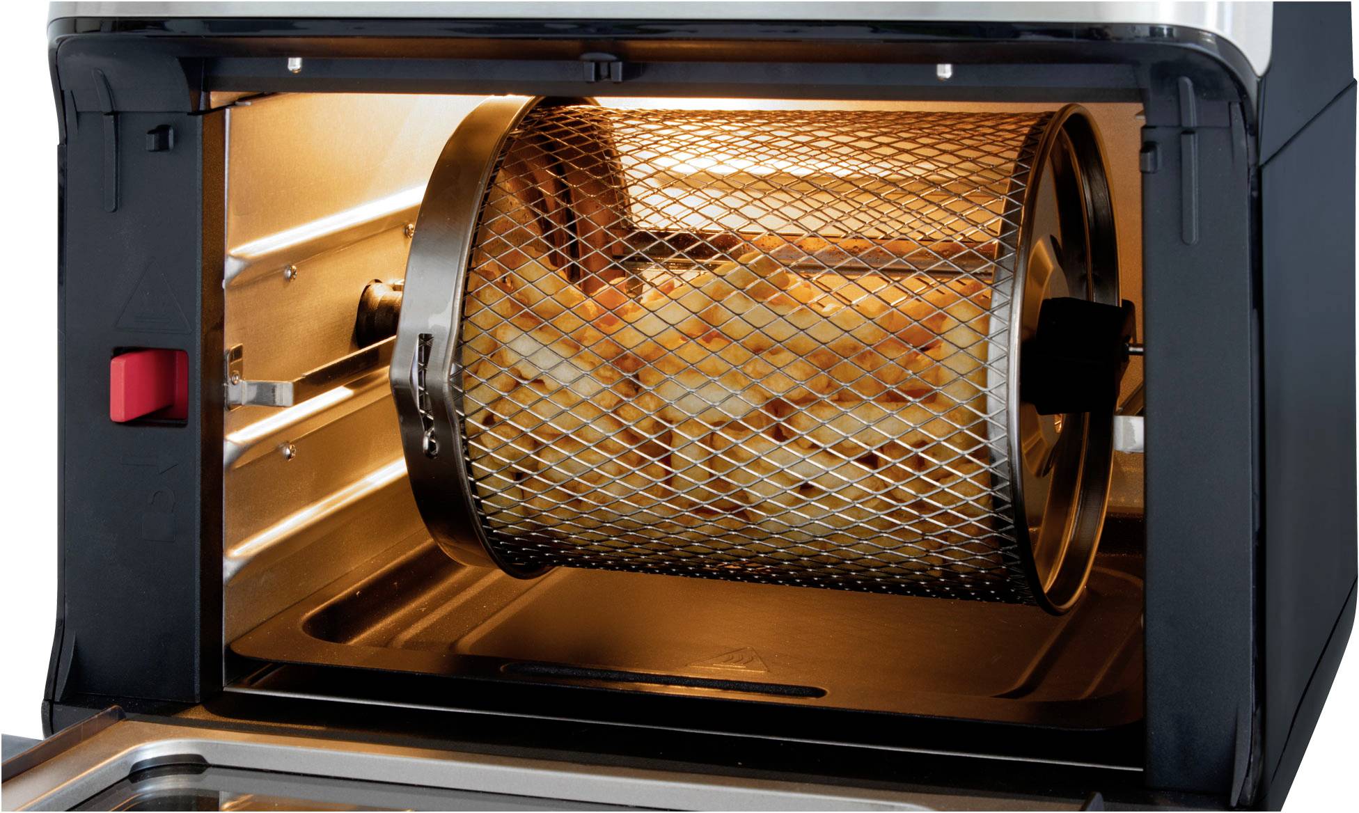 Un cestello rotante con patatine fritte viene cotto in un forno illuminato.