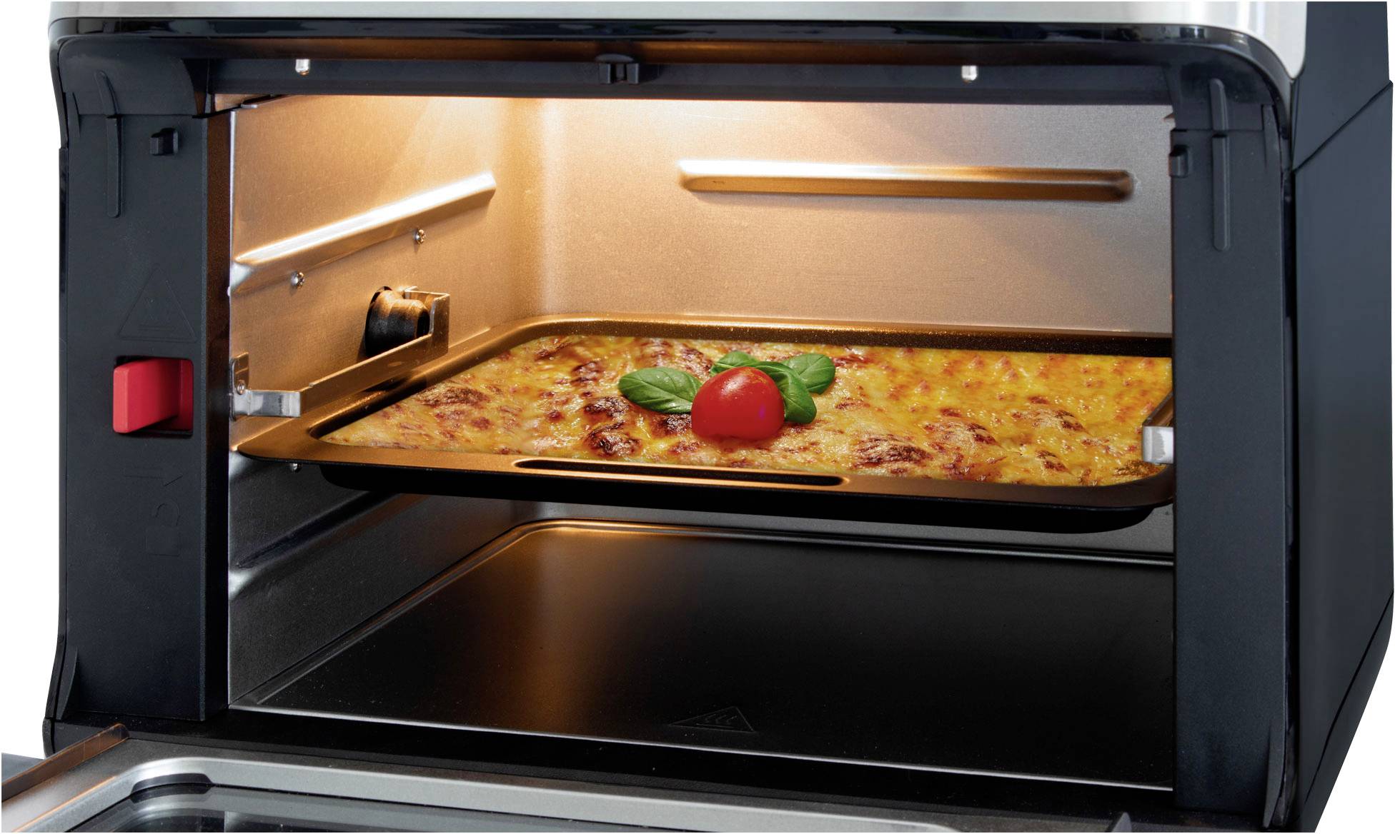 Una teglia di lasagne viene cotta in un forno illuminato. Sopra le lasagne ci sono un pomodoro e foglie di basilico.