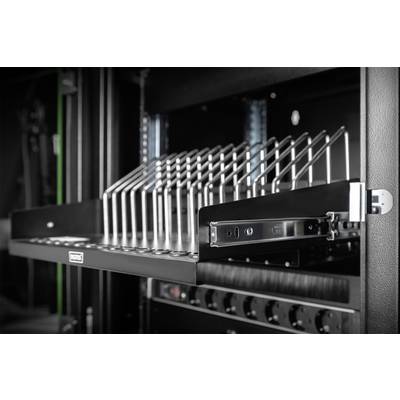 Un armadio server aperto con più slot in un data center. Uno slot è parzialmente estratto ed è visibile.