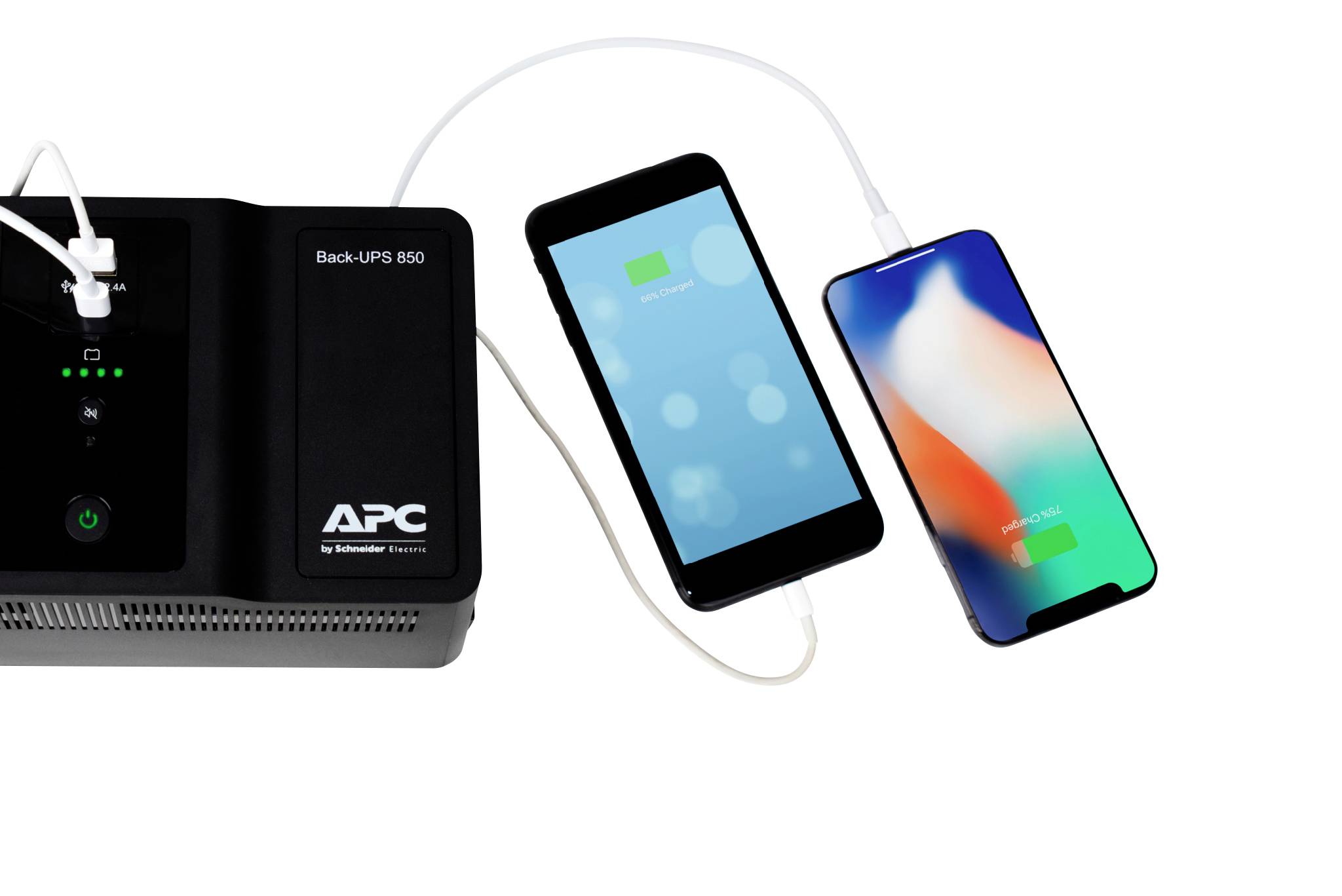 Un'unità di alimentazione di backup (UPS) di APC ricarica contemporaneamente due smartphone tramite cavi USB.