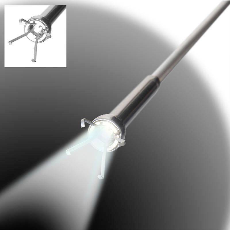 Strumento metallico con pinza all'estremità, illuminato, su uno sfondo scuro. Adatto per interventi o riparazioni precise.