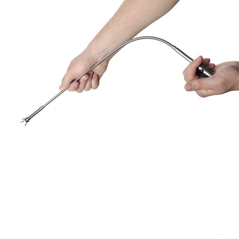 Un'asta flessibile in acciaio inossidabile viene trattenuta da due mani, una mano superiore tira l'asta verso il basso, generando una forma curva.