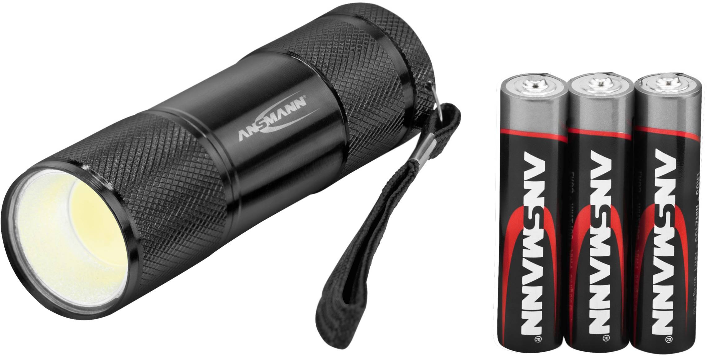 Torcia nera con tre batterie argento-rosse accanto. La torcia ha la scritta 'Ansmann'.