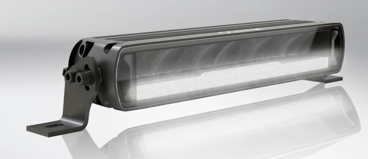 Una barra luminosa LED rettangolare con supporti laterali, poggiata su una superficie riflettente. Adatta per il montaggio su veicoli.