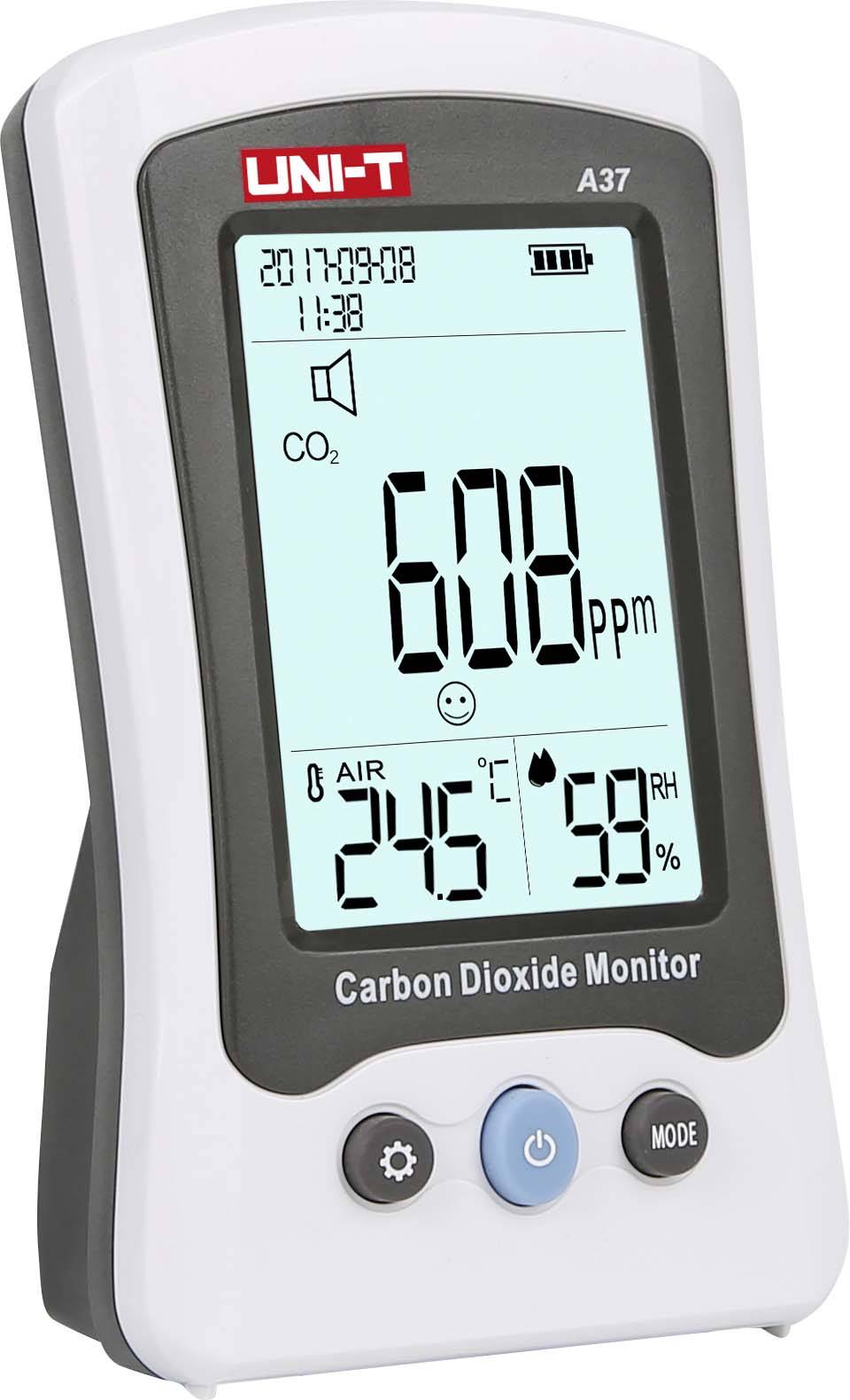 'Il monitor CO2 indica 608 ppm di CO2, 24,5°C e 59% di umidità. Display con ora e data. Marca UNI-T, modello A37.'