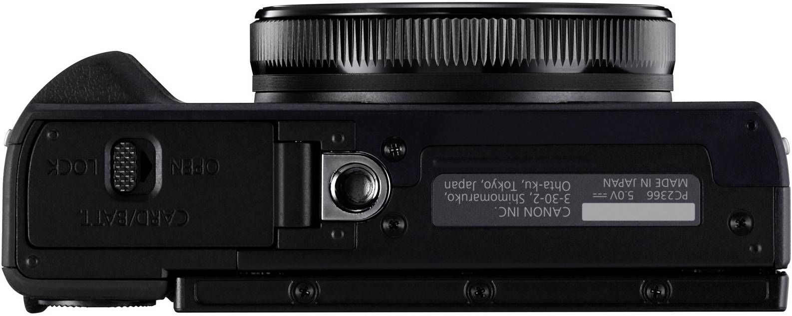 Fotocamera digitale ripresa dal basso, con messa a fuoco sul vano batteria e sui dettagli tecnici.